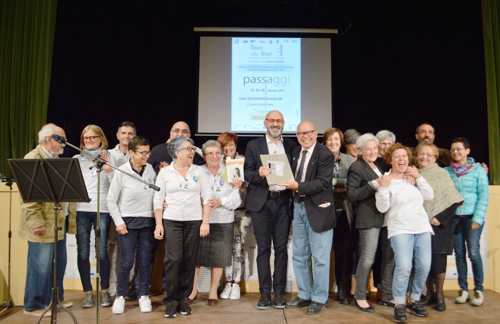 cronachefermane.it-Premiata LAbbraccio grande riconoscimento per il lavoro dei volontari dellHospice